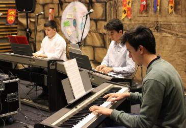 Hombre tocando el piano