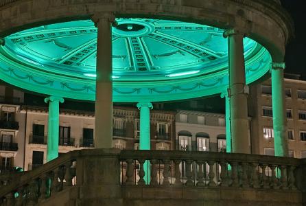 Quiosco de la Plaza del Castillo iluminado en verde