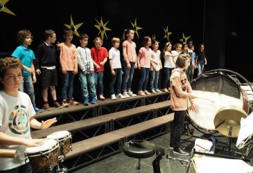 Niños cantando en un coro