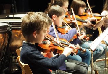 Niños tocando el violín