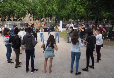 Grupo musical tocando en la calle